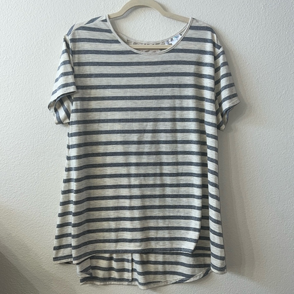 Cream and gray striped super soft tee. crochet open detail on back. Size xl